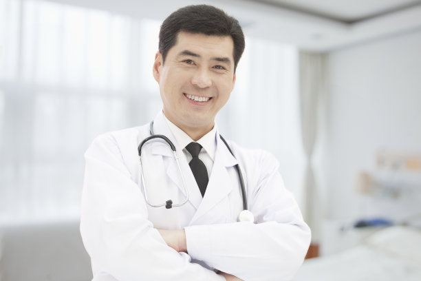 医生双臂交叉站立的肖像素材图片