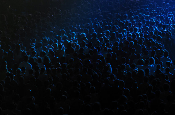 音乐会上人群的黑色背景图片下载