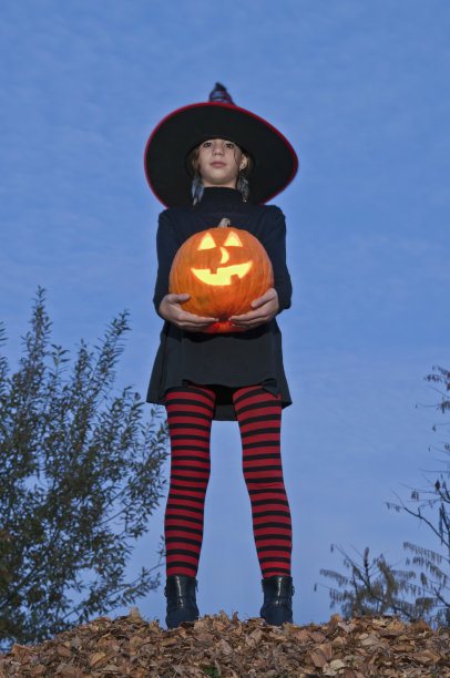 万圣节南瓜和巫婆站着图片下载