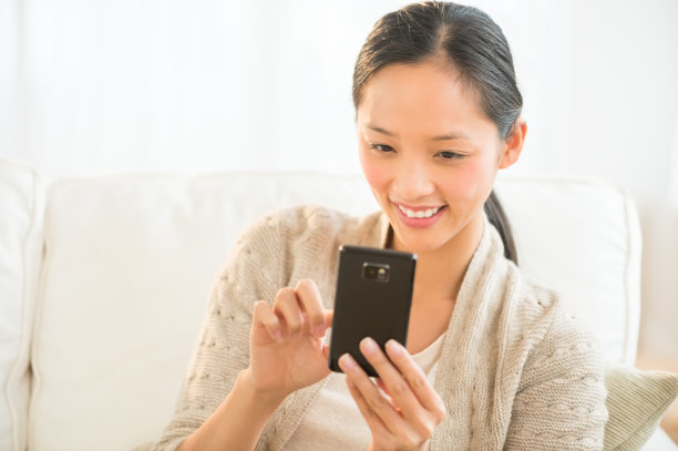 使用智能手机的快乐女人图片下载