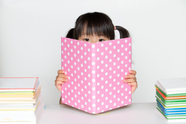 读书的女孩图片下载