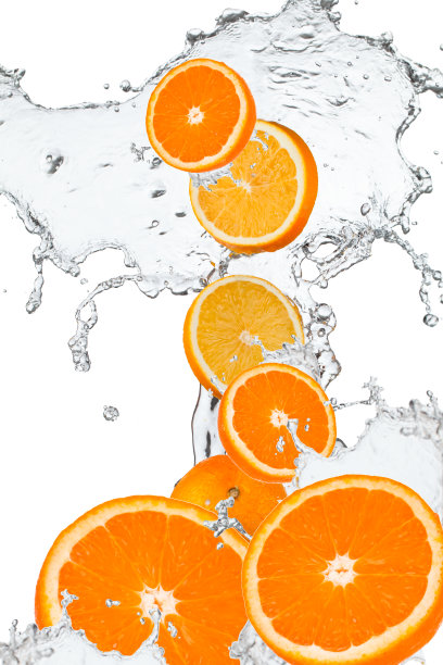 新鲜橙子在水里飞溅图片下载