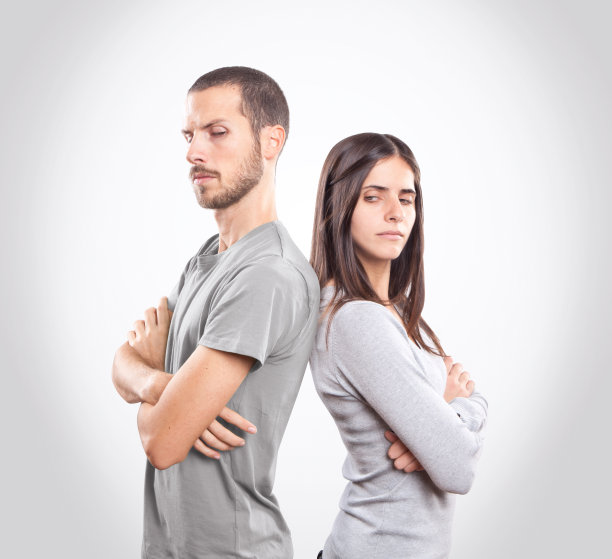 愤怒的年轻夫妇图片下载