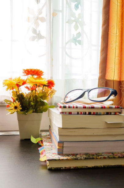 书和玻璃，在窗户附近。图片下载