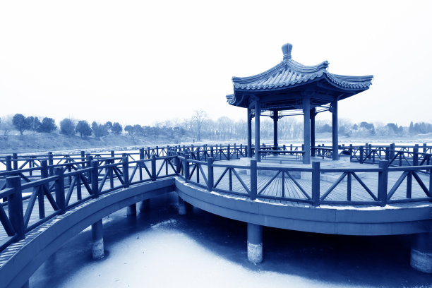 亭子和公园的栏杆，中国传统建筑图片下载