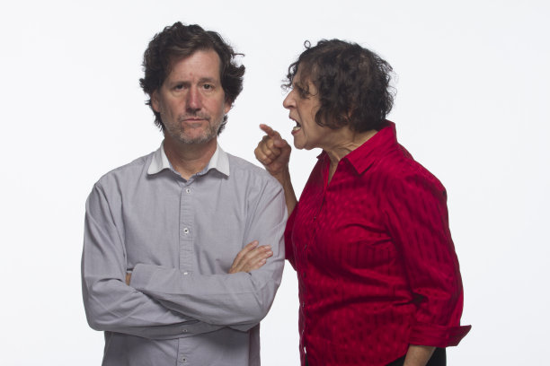 女人对男人大喊大叫，横着图片下载