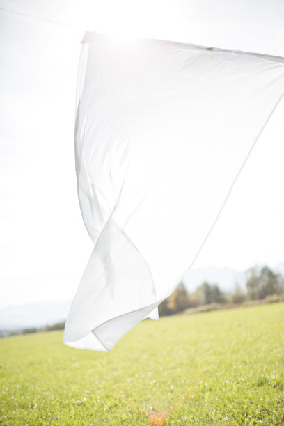 一张床单在晒衣绳上晒干的图片图片下载