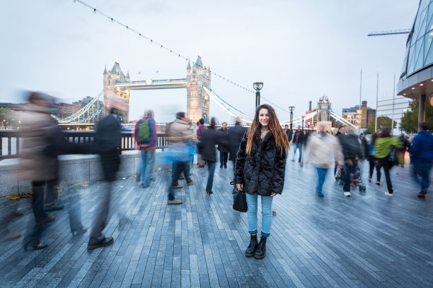 伦敦尖峰时刻的年轻女子图片下载