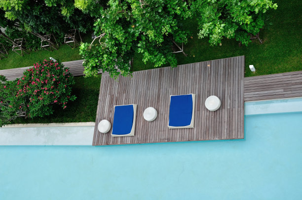 度假村游泳池旁的休息区。图片下载