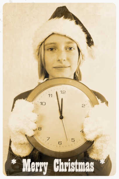 复古明信片上的女孩戴着圣诞老人的帽子和时钟图片下载