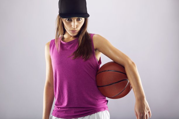 女篮球运动员看起来很自信图片下载