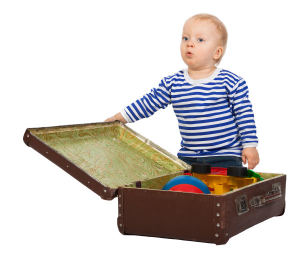 孩子们带着一个装满玩具的箱子图片下载