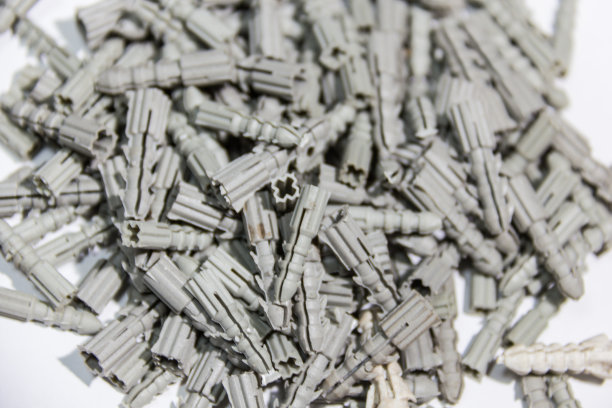 钉鞋是泥瓦匠必备的设备。图片下载