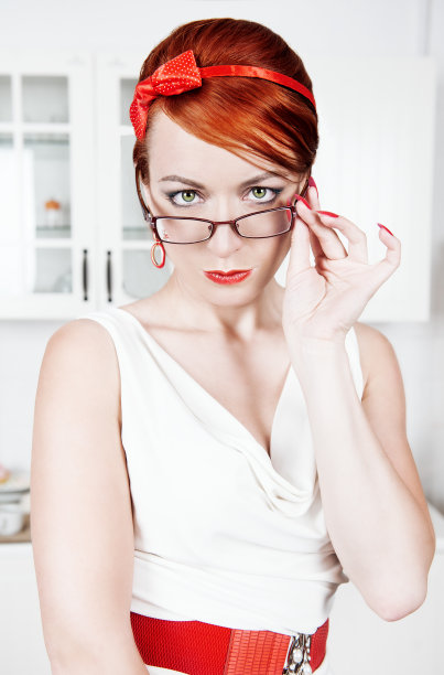 戴眼镜的漂亮女人图片下载