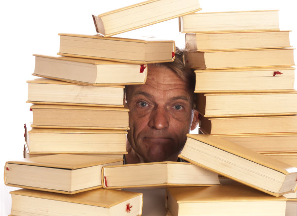 埋头书本的人图片下载