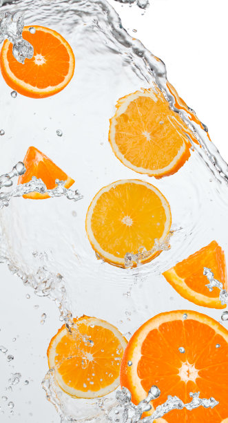 新鲜橙子在水里飞溅图片下载