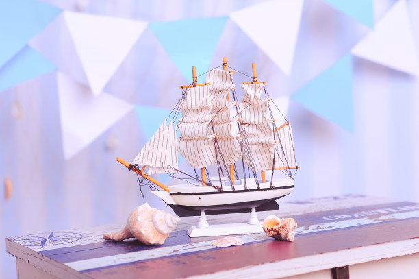 室内装有贝壳的玩具船图片下载
