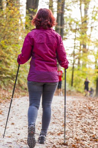 活泼可爱的女人北欧秋天徒步穿越国家图片下载