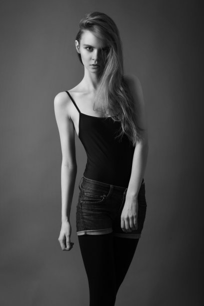 年轻的女性看着镜头图片下载