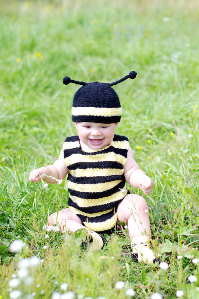 婴儿年龄10个月穿着蜜蜂服装在户外图片下载