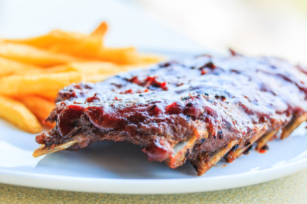 烤猪肋排。与番茄酱图片下载