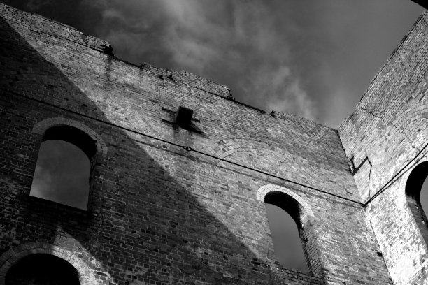 乌云密布的天空映衬着高炉的屋顶图片下载