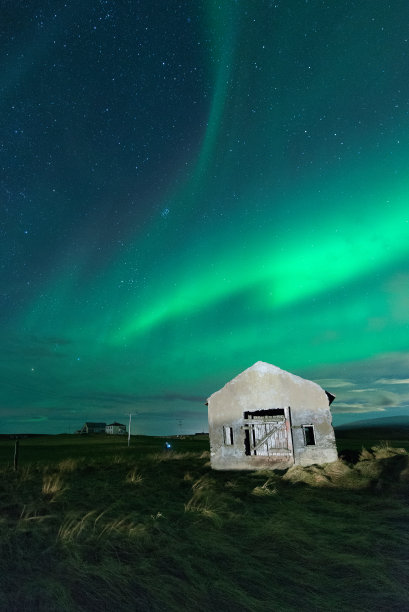 冰岛的北极光和房屋图片下载