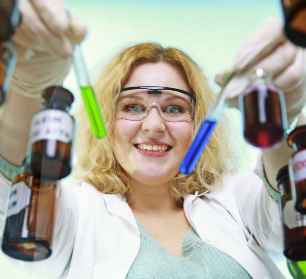 拿着化学玻璃器皿管的女化学家图片下载