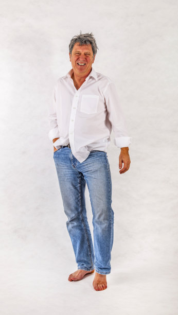 一个站在白色背景下的成熟男人图片下载