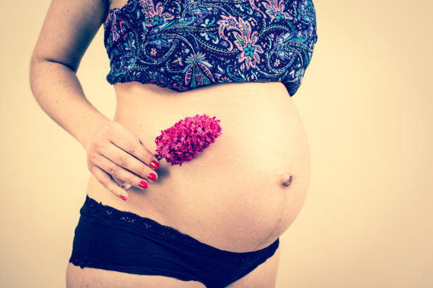 抱着肚子的孕妇图片下载