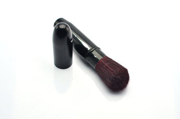 在白色背景上使用化妆笔刷图片下载