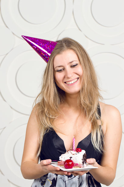 女孩吹蜡烛图片下载