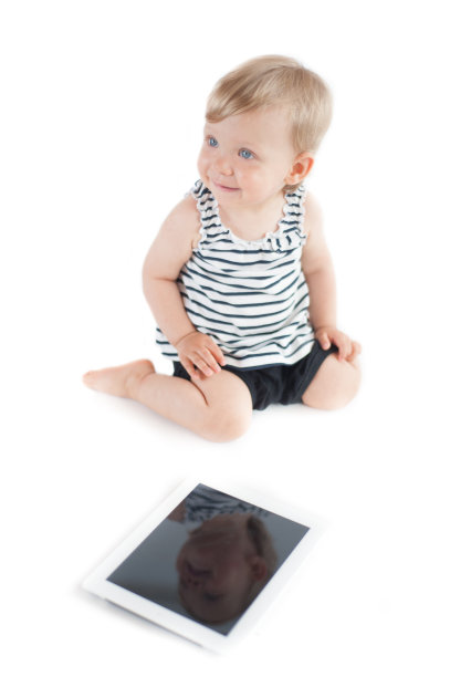 可爱的婴儿与数字平板隔离在白色图片下载