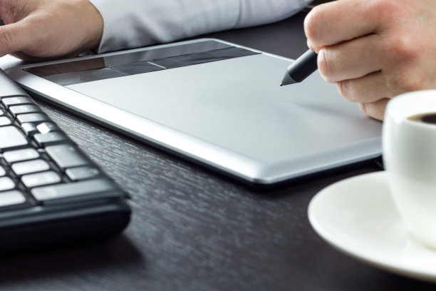 在图形板上绘制的手的特写图片下载