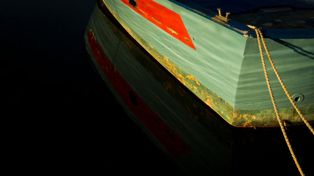 颜色，划艇，在平静的水面反射图片下载