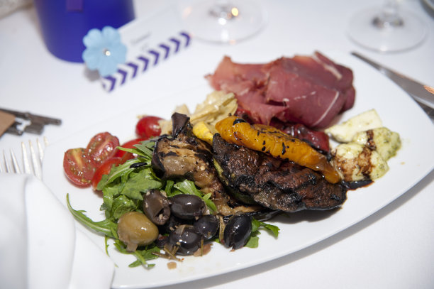 开胃菜和盘子里的肉图片下载