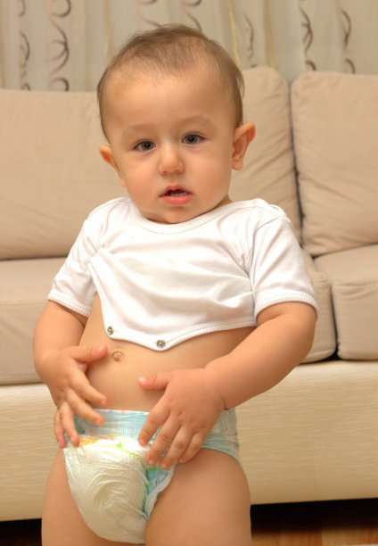 可爱的小男孩坐着图片下载