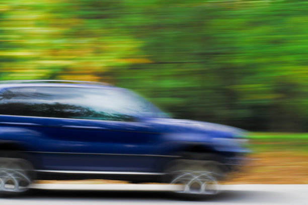 运动型多功能车在模糊运动图片下载