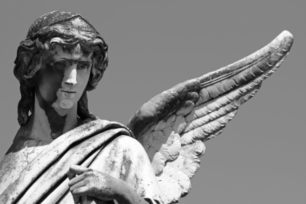 一只翅膀的天使雕像图片下载