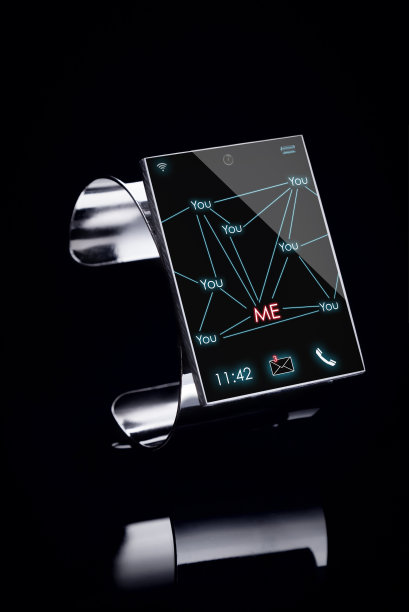 黑色背景的现代互联网智能手表图片下载