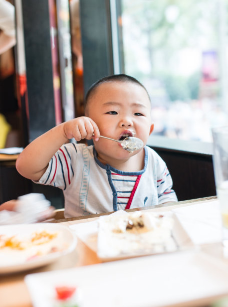 亚洲男孩正在用餐图片下载