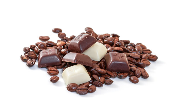 白色背景上的巧克力和咖啡豆图片下载
