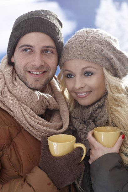 特写照片相爱的夫妇在冬天的时候图片下载