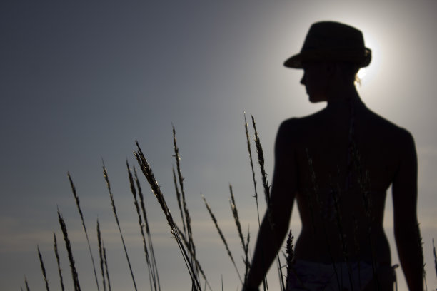 海滩上一个女人的剪影图片下载