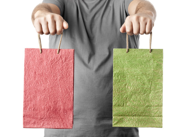 手持两个购物袋的男子孤立在白色背景上图片下载