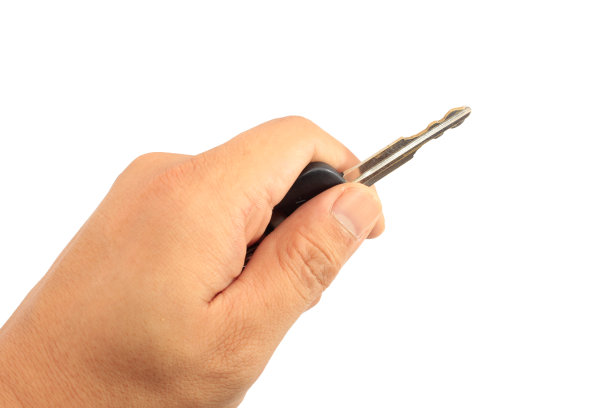 手握汽车钥匙孤立在白色图片下载