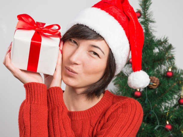 拿着礼品盒的女人图片下载