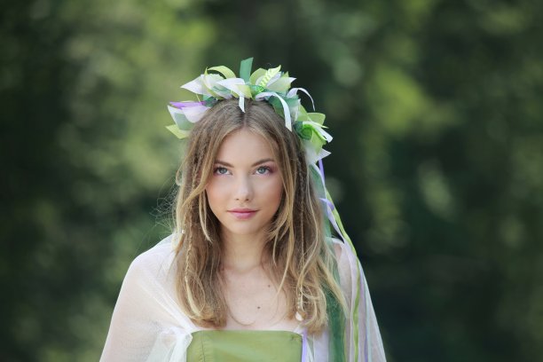 年轻美丽的女孩享受着大自然图片下载