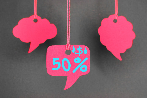 50%的图标演讲泡泡是挂在红纸上的图片下载