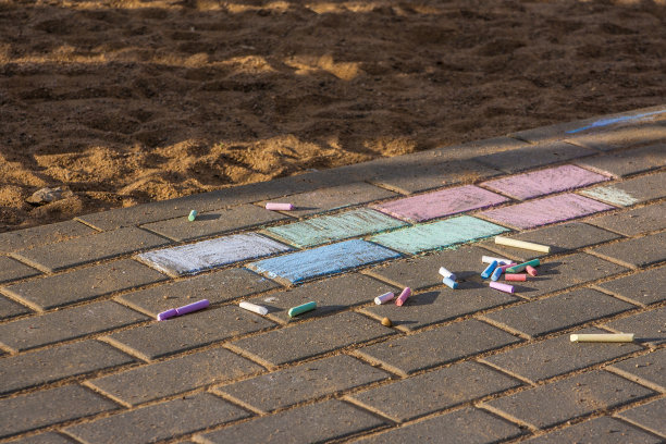 用蜡笔在人行道上画画图片下载